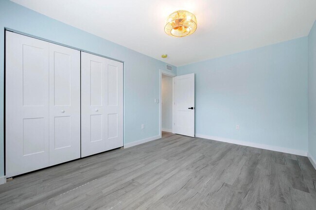 Building Photo - GORGEOUS FULLY RENOVATED 1st FLOOR 2 BEDROOM 1 BATHROOM CONDO LOCATED JUST 5 MINUTES FROM VENICE ...