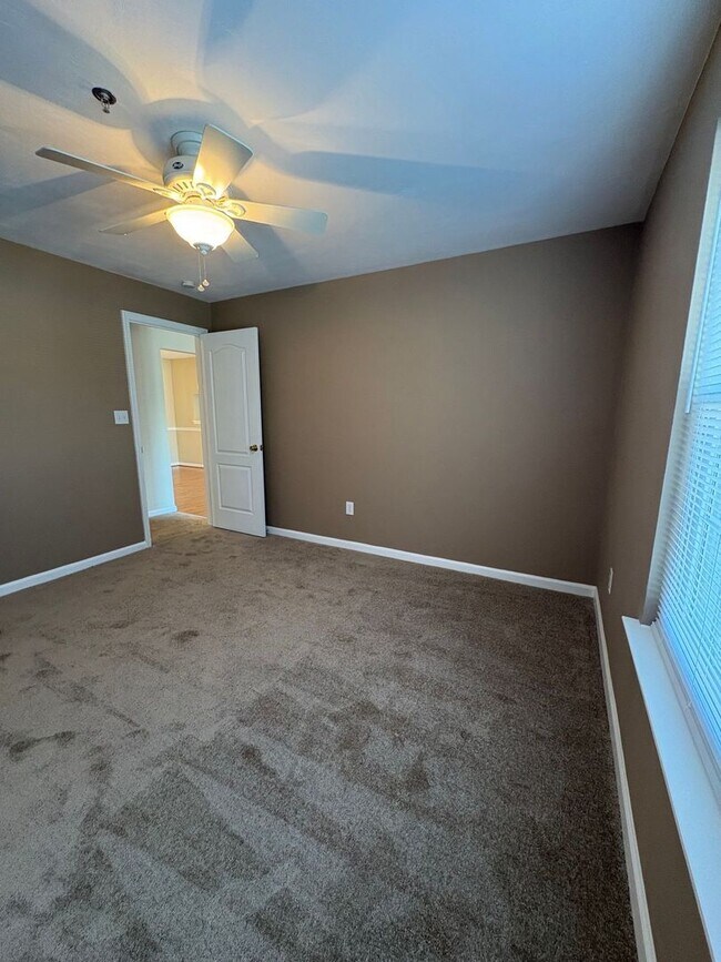 Building Photo - LARGE 2ND FLOOR CONDO