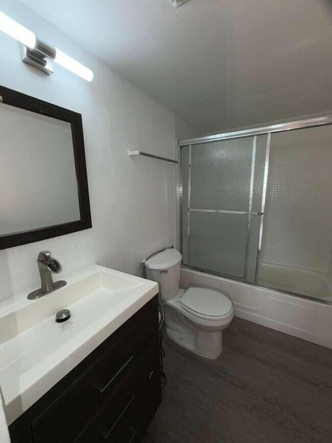 Building Photo - 9682 Fontainebleau Blvd