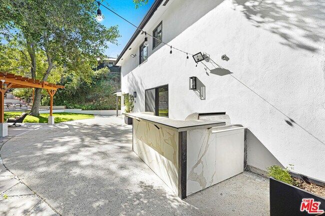 Building Photo - 4611 Louise Ave