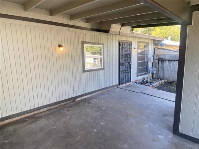 Building Photo - 2/1 Townhouse with covered parking