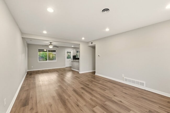 Building Photo - Beautiful 3-Bedroom, 2 Bath Home With Grea...