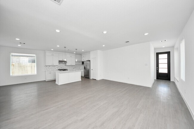 Building Photo - 29515 Pondview Dr