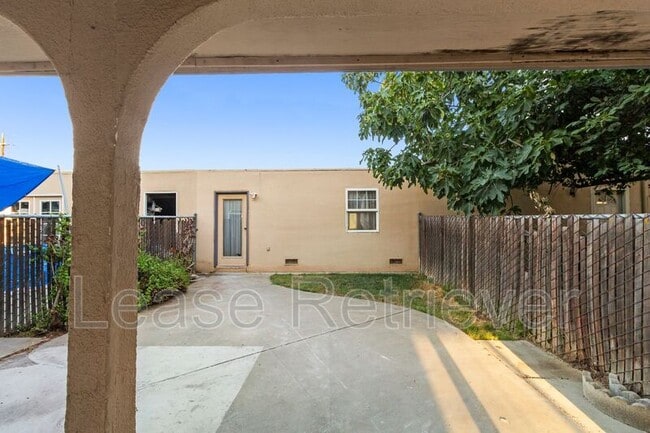 Building Photo - 940 Palm Cir
