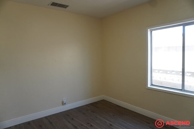 Building Photo - Cozy 2BD/1BA Home in Bakersfield's 93308 — Trash Included, Driveway & No Pets!