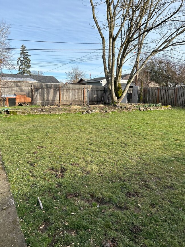 Building Photo - 3 bedroom with large yard/large garage WIT...