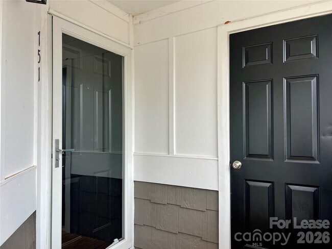 Building Photo - 751 Southwest Dr