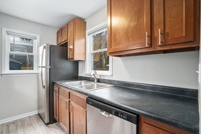 Building Photo - New Remodeled 3bed 1 bath home in Kalamazoo! Ask about our Deposit Free Leasing!!