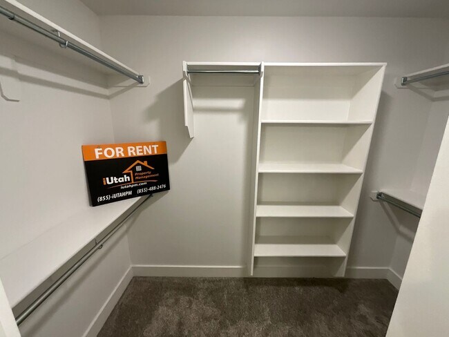 Building Photo - 3 bedroom 2.5 Bath Townhouse