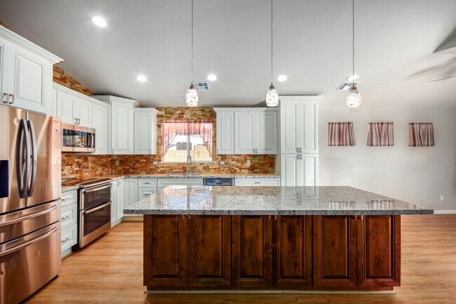 Building Photo - COMING SOON! Spacious 3 Bed, 2 Bath Home in Mesa