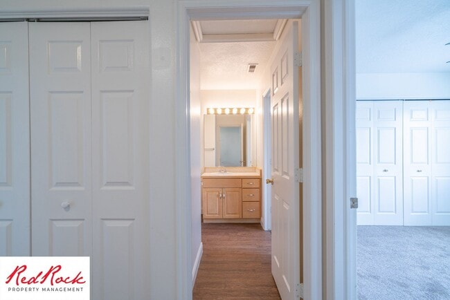 Building Photo - 2 Bedroom Townhome Available