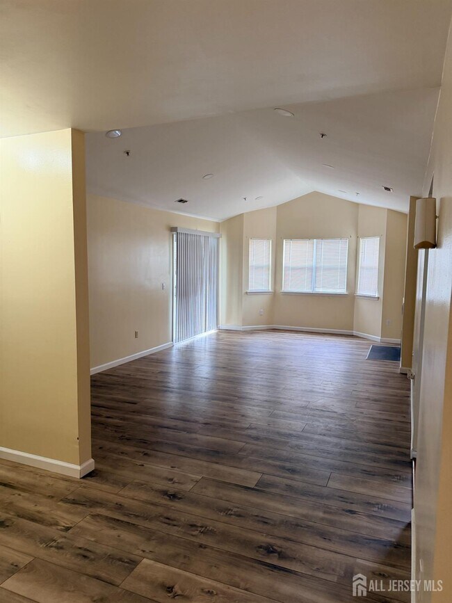 Building Photo - 343 Ventnor Ct