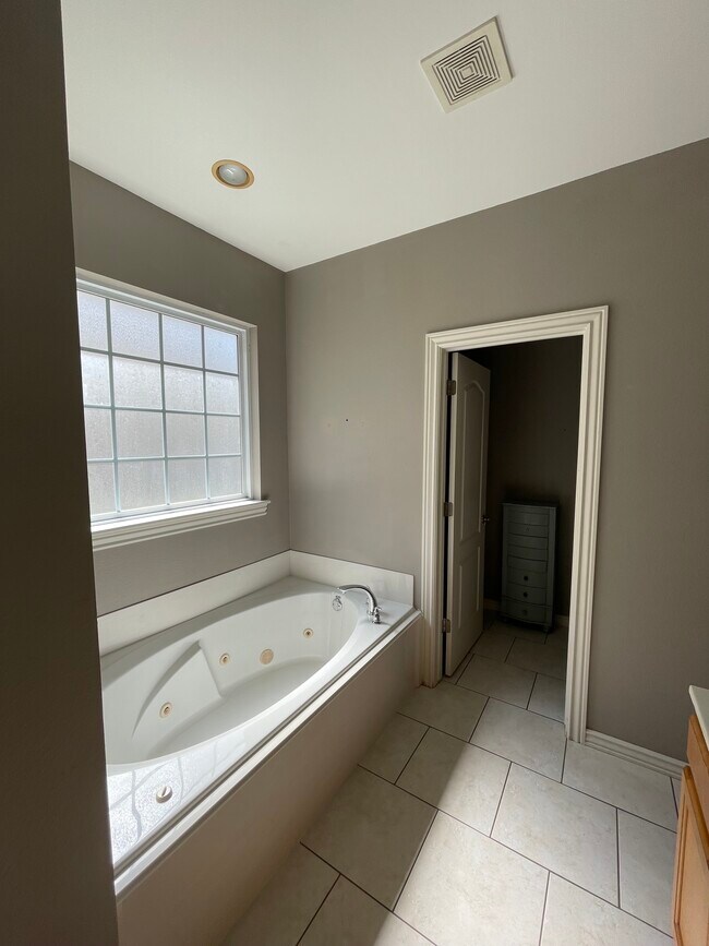 Building Photo - 1507 NE Benjamin Greens