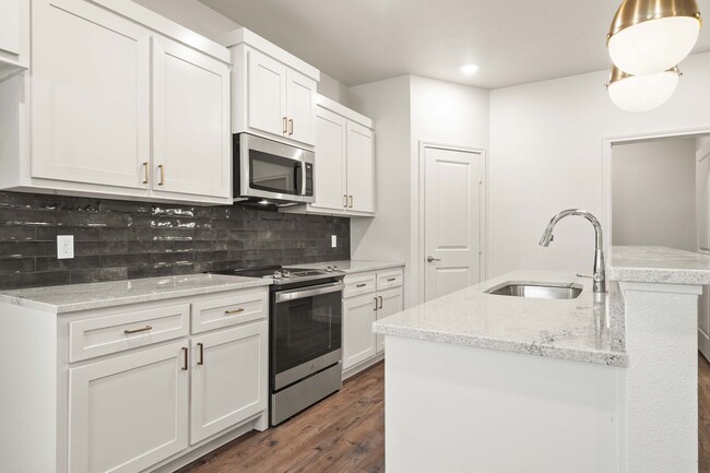 Building Photo - New Luxurious Townhome Located In Abbey Gl...