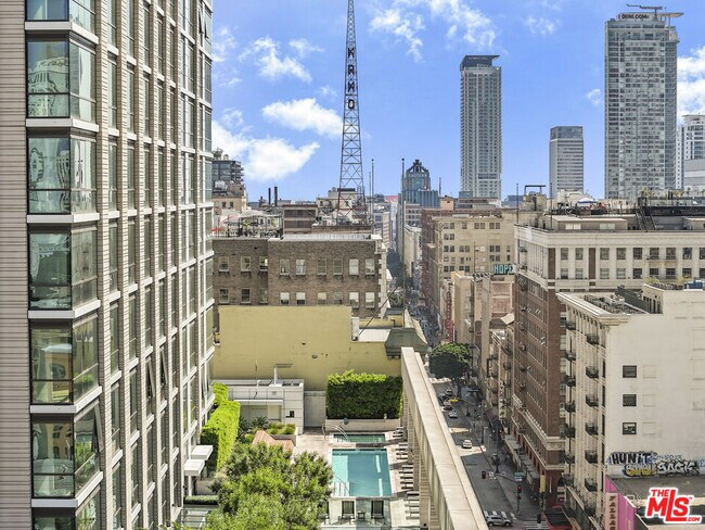 Building Photo - 400 S Broadway