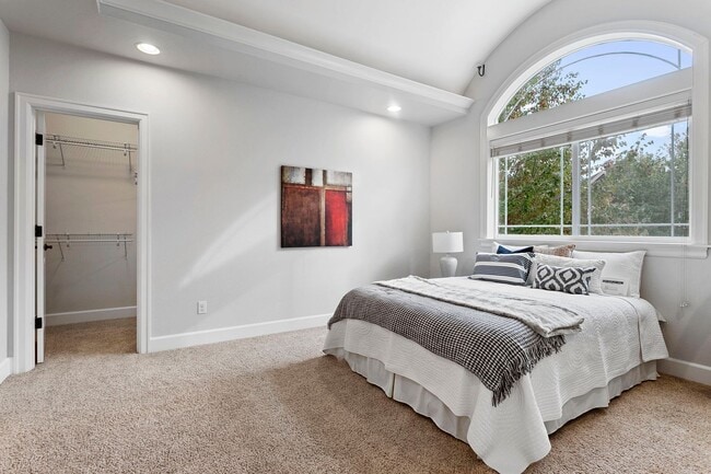 Building Photo - Beautiful 4-bdr/2.5 bath Beaverton home w/ fireplace near nature area, Intel, Nike, and more