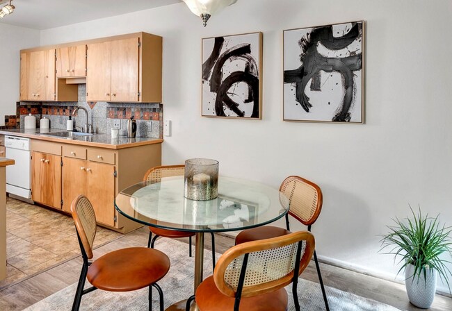 Building Photo - Downtown Bellevue 2 Bedroom 1.5 Bath 2 story Condo