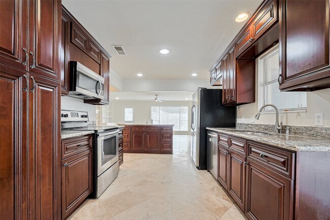 Building Photo - 13731 Greenway Dr