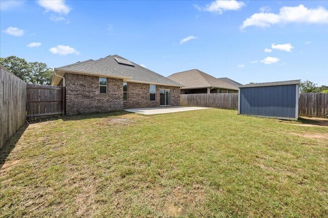 Building Photo - 3 bedroom 2 bathroom- GREAT Location in Pace!