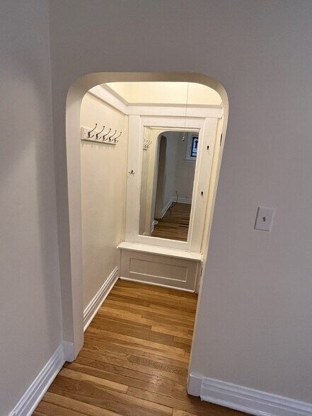 Entryway - 4850 N Rockwell St