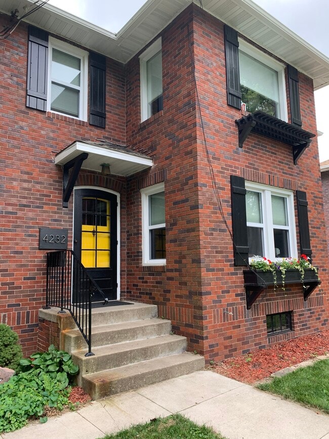 Building Photo - 4232 Urbandale Ave
