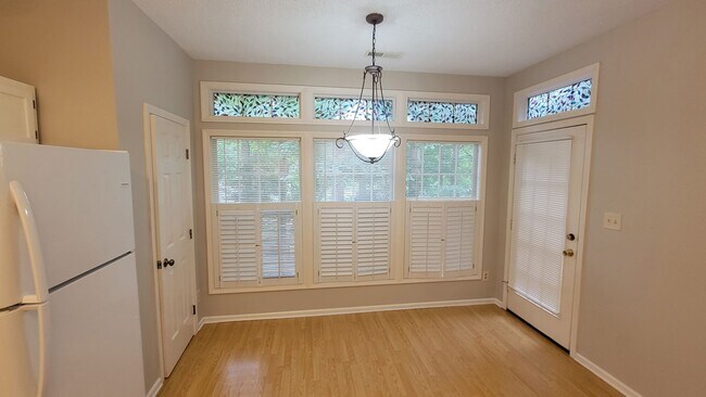 Building Photo - 328 Glencoe Dr