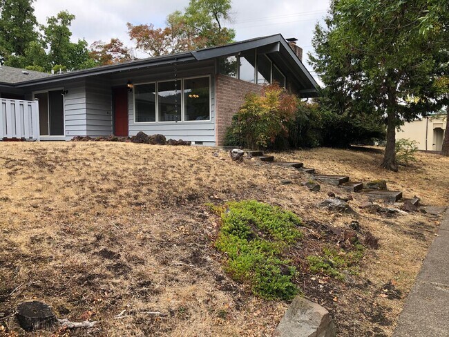 Building Photo - Updated 3 bedroom 1 1/2 bath home in a gre...