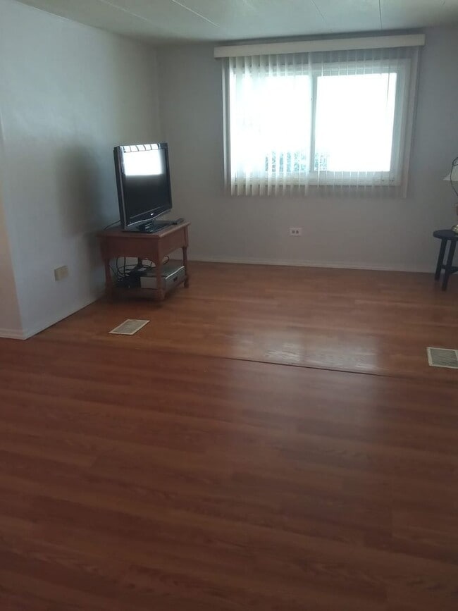 Building Photo - Beautiful renovated home on Six Lake Count...