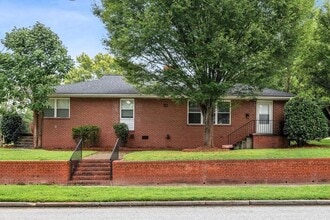 Building Photo - Adorable Duplex in the UNCG Area, Hardwood...
