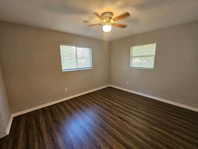 Building Photo - Beautiful 2/2 ~1000Sq. Ft. with NEW floors...