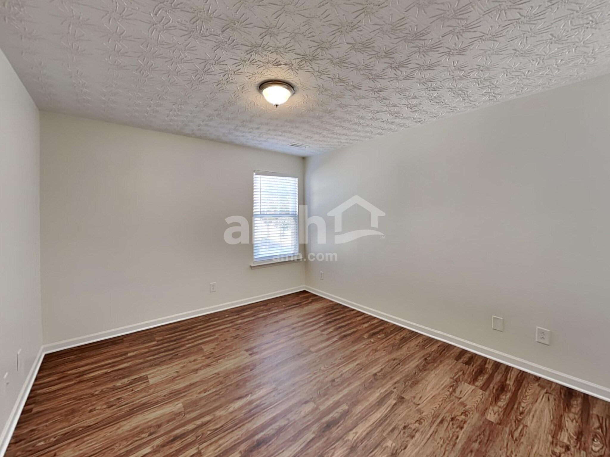 Building Photo - 330 Meadows Ln