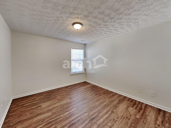 Building Photo - 330 Meadows Ln