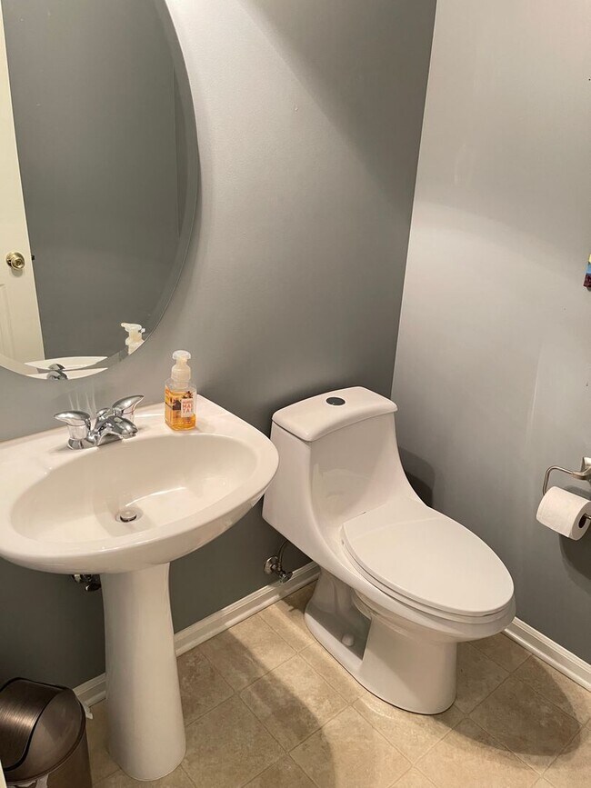 Building Photo - Move-in special. Beautiful 4 bed 2.5 bath 3000+sq ft