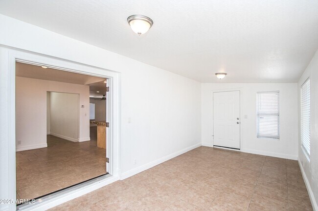 Building Photo - 1905 S Old Greenfield Rd