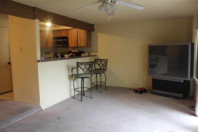 Building Photo - 12121 Bob White Dr