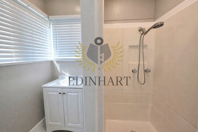 Building Photo - 1105 N College Ave