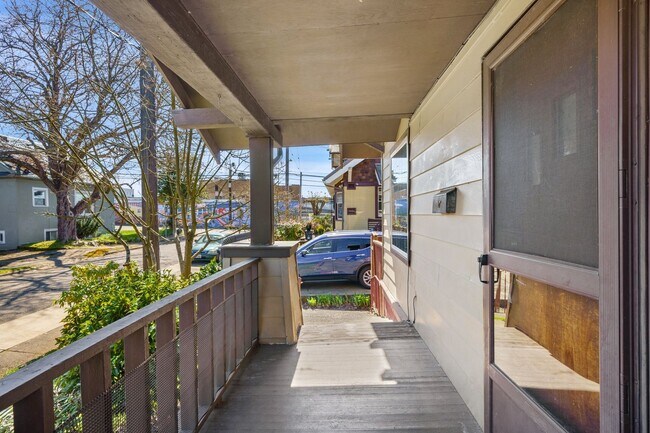 Building Photo - 709 McKenzie Ave