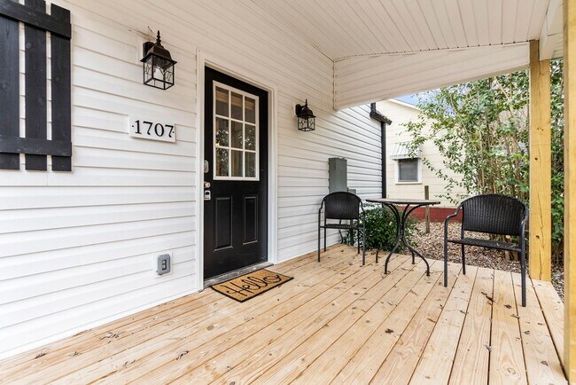 Building Photo - FULLY FURNISHED!