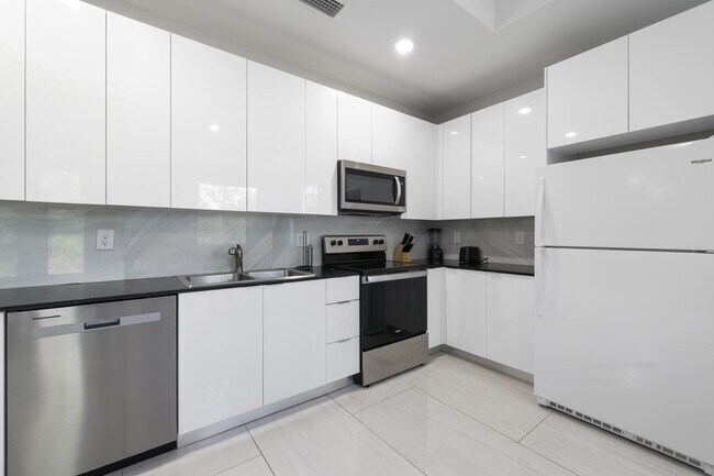 Building Photo - 674 Windermere Dr