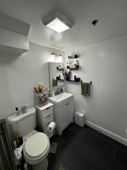 Rennovated bathroom with heated floors - 36 Peterborough St