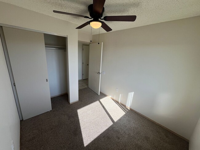 Building Photo - Clean upstairs unit with beautiful ocean v...