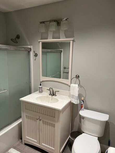 Full Bathroom - 11420 Wales Dr