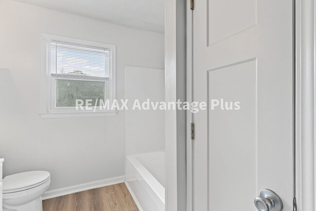 Building Photo - 2-Bedroom Home Walking Distance to Longwood University
