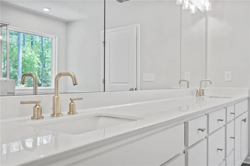 Building Photo - Room in House on Riverwood Dr