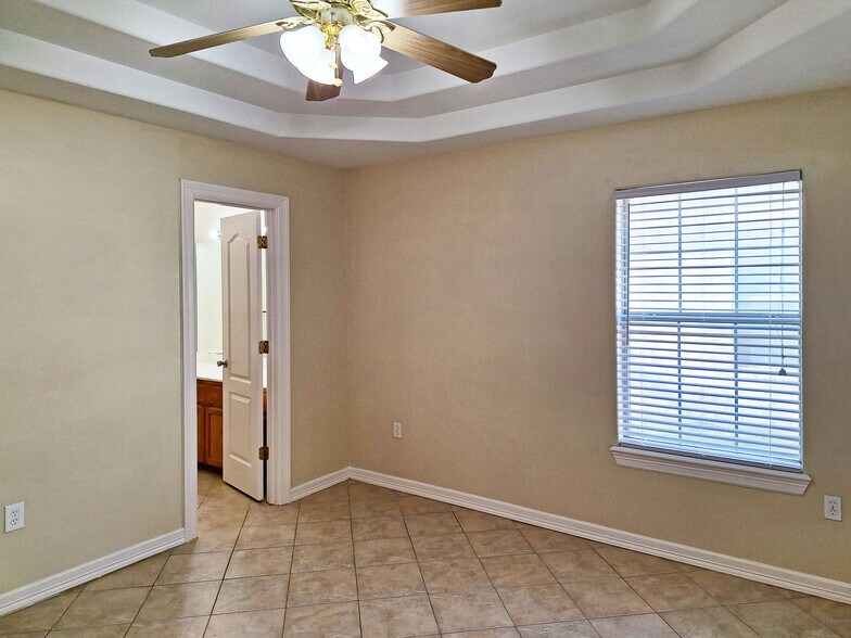 Building Photo - 2118 Aruba Dr