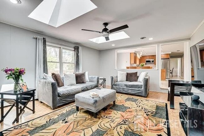 Building Photo - 3993 Park Ave