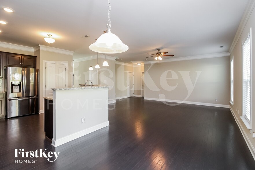 Building Photo - 2207 Talon Dr