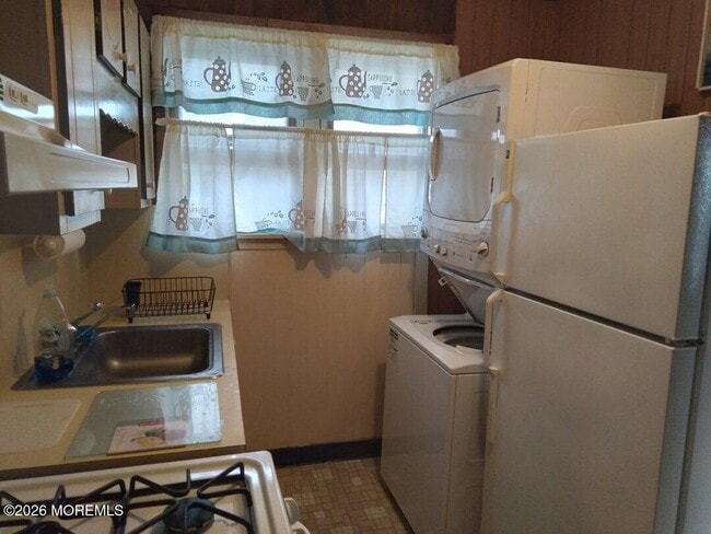 Building Photo - 10 Lake St