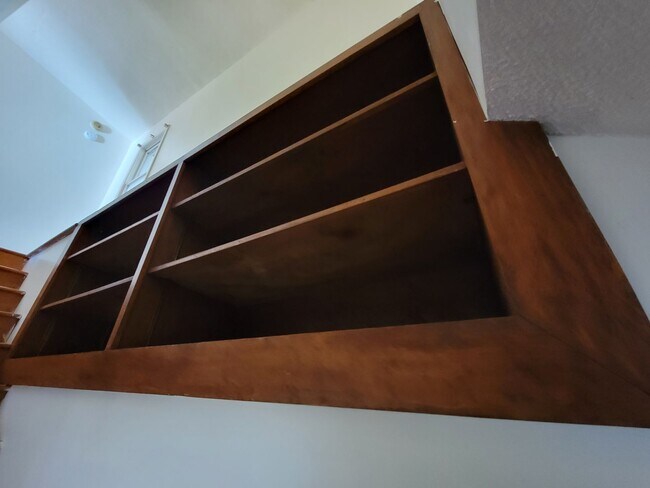 Building Photo - Wonderful spacious country home