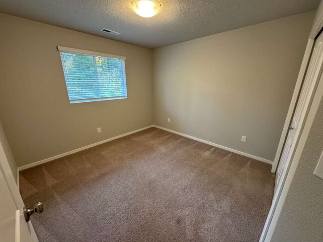 Building Photo - 5 Bedroom Camas Home, Spacious, Fenced Bac...